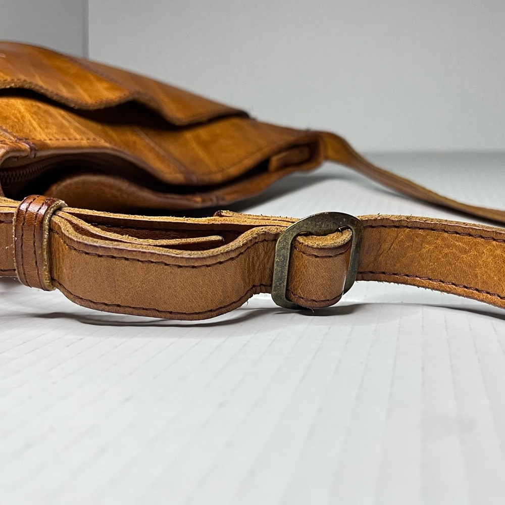 Duluth Trading Co. Lifetime Leather Crossbody Bag - Picture 8 of 13